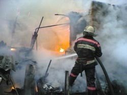 Спасатели МЧС России ликвидировали пожар в частном жилом доме и хозяйственной постройке в Березовском ГО