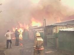 Спасатели МЧС России ликвидировали пожар в частных хозяйственных постройках в Березовском ГО