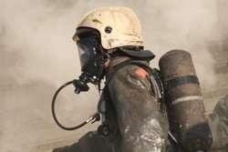 Спасатели МЧС России ликвидировали пожар в нежилом здании в Березовском ГО