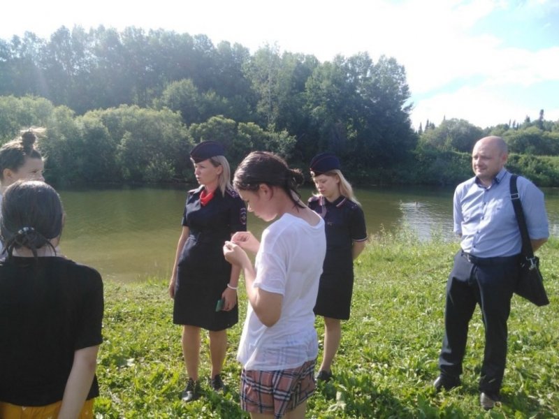 В Березовском полицейские совместно с членом Общественного совета провели рейды по местам отдыха у воды