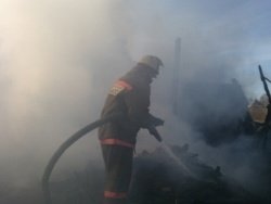 Спасатели МЧС России ликвидировали пожар в частном садовом доме в Березовском ГО