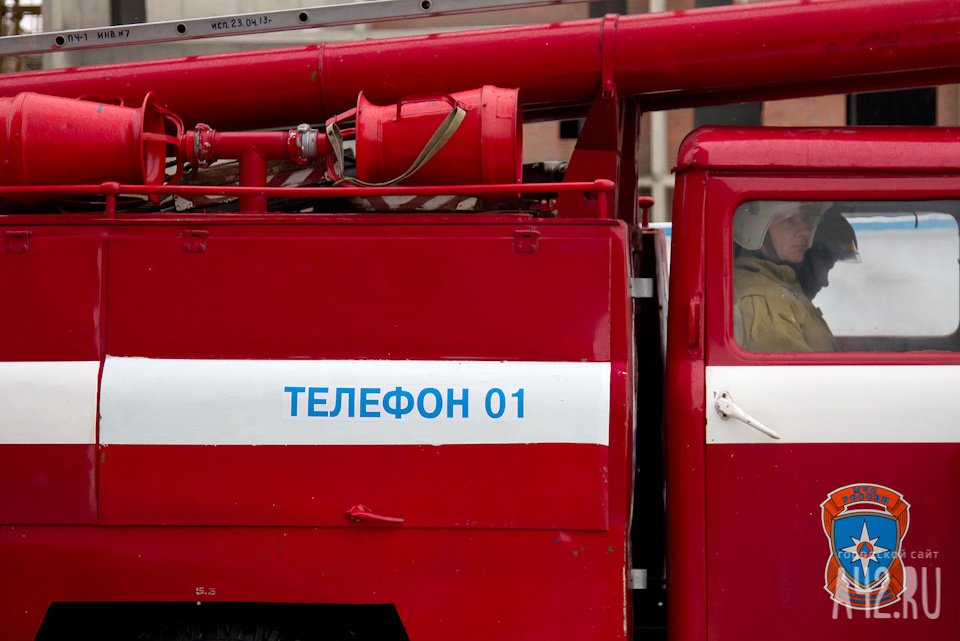 Спасатели МЧС России ликвидировали пожар в нежилом помещении в Березовском ГО