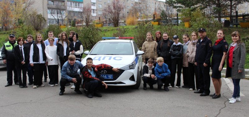 В Березовском полицейские организовали для учащихся экскурсию в отдел полиции