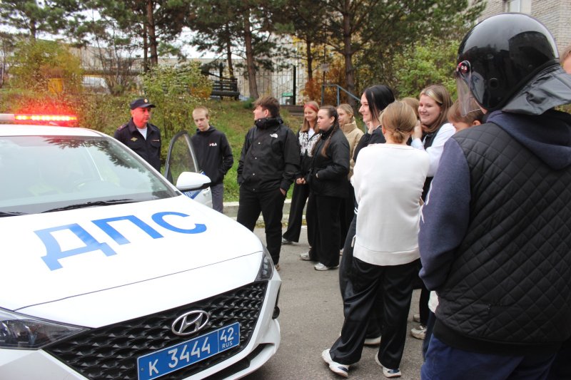 В Березовском полицейские организовали для учащихся экскурсию в отдел полиции