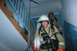 Спасатели МЧС России ликвидировали пожар в муниципальном многоквартирном жилом доме в Березовском ГО
