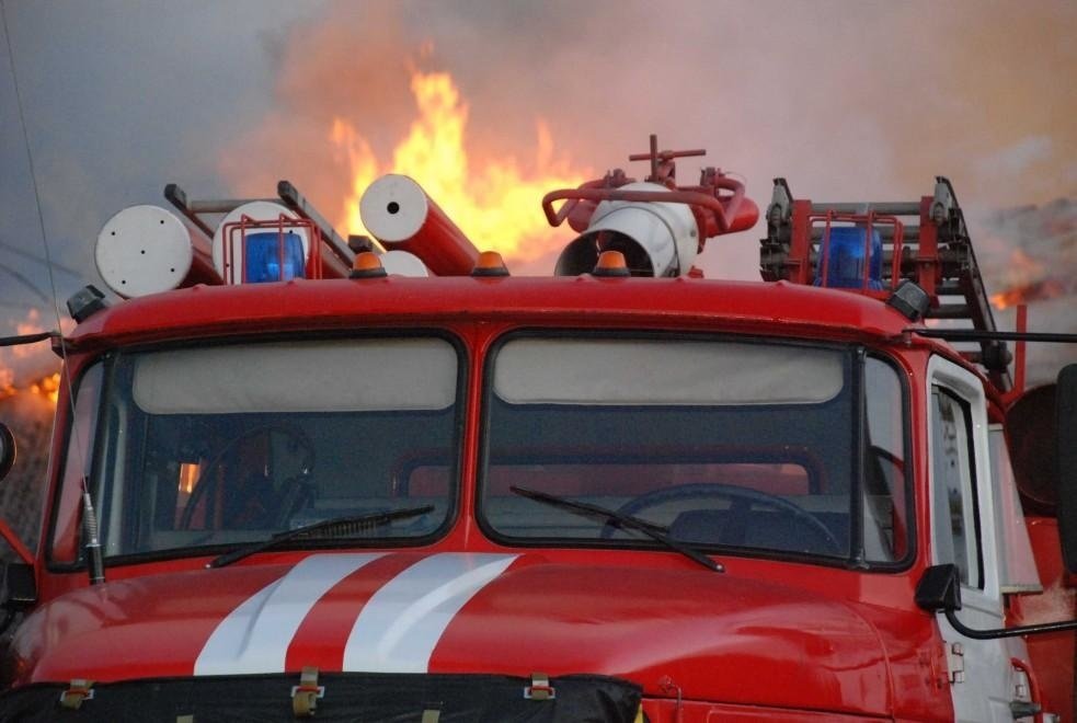 Спасатели МЧС России ликвидировали пожар в частной хозяйственной постройке в Березовском ГО