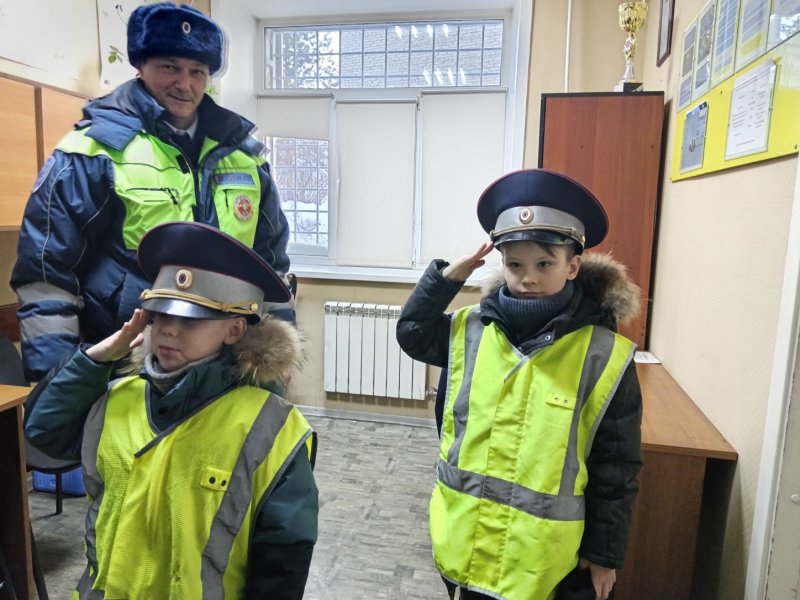 В Березовском полицейские объединились с активистами «Движения первых», чтобы исполнить желание двух школьников