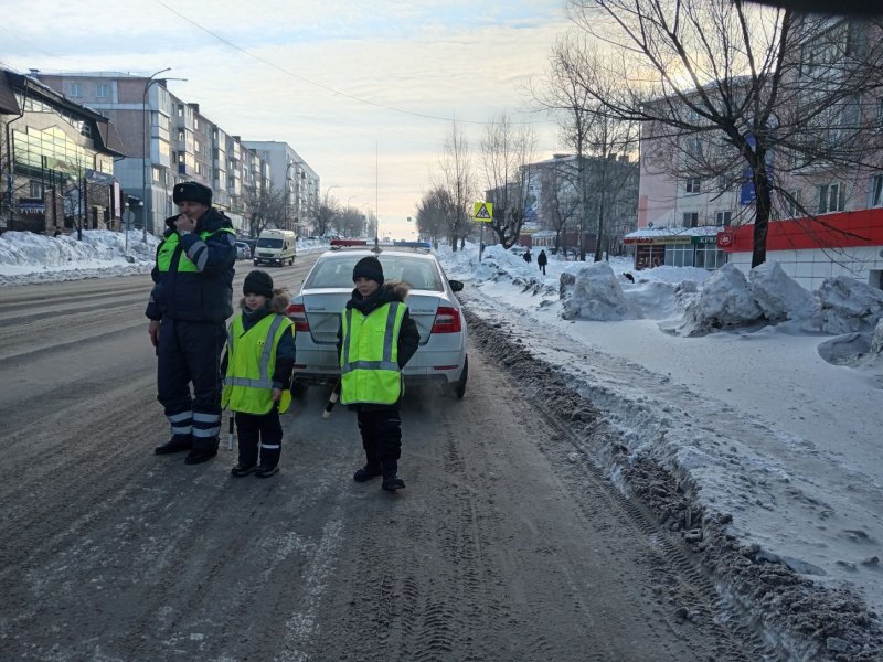 В Березовском полицейские объединились с активистами «Движения первых», чтобы исполнить желание двух школьников