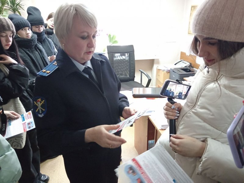В Березовском полицейские и общественники познакомили юнкоров городского медиацентра «Игра слов» с работой следователей