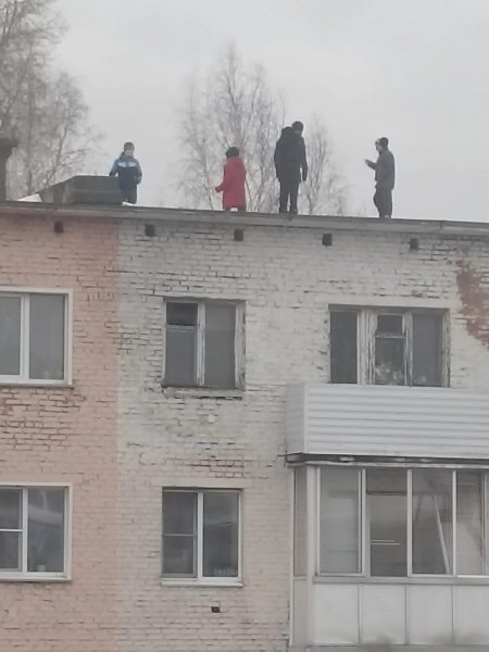 В Березовском полицейские привлекли к ответственности родителей, чьи дети гуляли по крыше многоэтажного дома